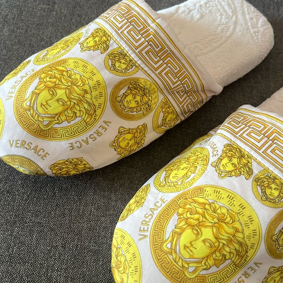 (𝐒𝐎𝐋𝐃)🥂𝐇𝐏!🥂Versace MEDUSA AMPLIFIED PRINT Slippers NWT - Picture 3 of 14
